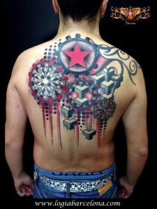 tatuajes para hombres geometrico espalda        